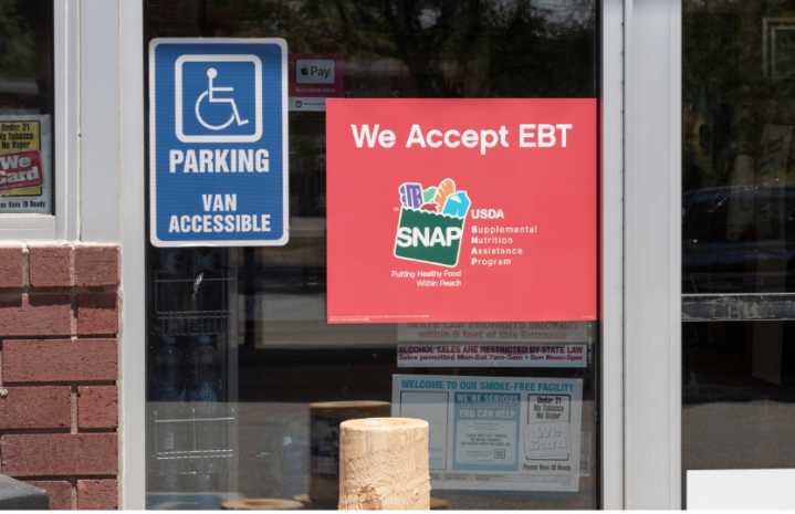 Trump critica fallo judicial que obliga a su administración a financiar los cupones de alimentos