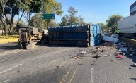 Vuelca tráiler con fierro viejo en Circuito Interior y causa caos vial en la GAM