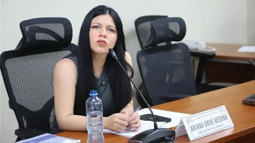Acusan a la congresista Ariana Orué de usar a su trabajador para que la lleve al gimnasio y de contratar a la "pareja" de su hermana