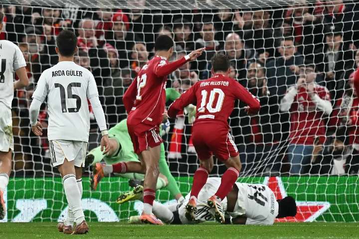 Champions: El Madrid de Xabi también se golpea con Anfield y con su realidad europea