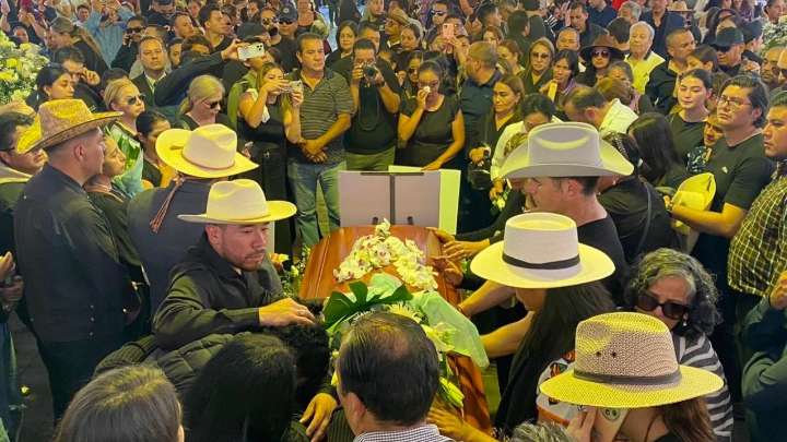 Cientos despiden a Carlos Manzo en funeral público en Uruapan