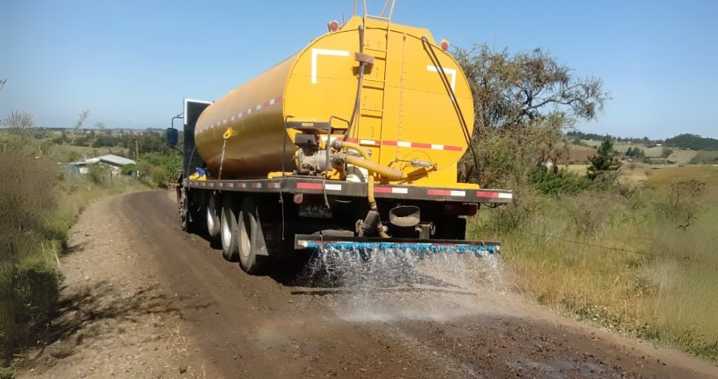 San Carlos inicia aplicación de matapolvo: costará $125 millones y recorrerá 80 kms.