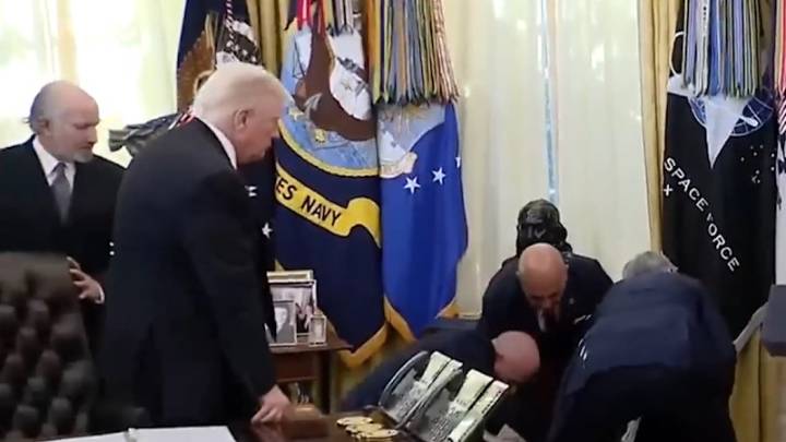Man faints next to Trump's White House desk