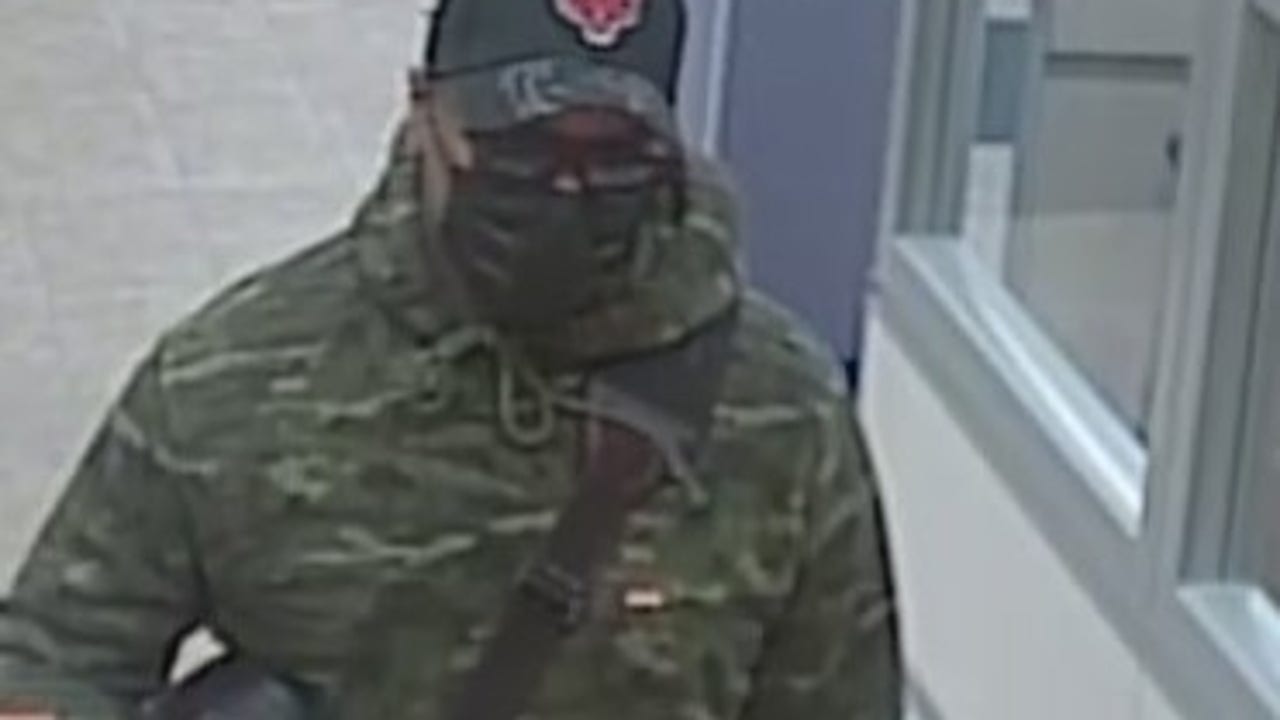 FBI searching for armed suspect who robbed St. Charles bank