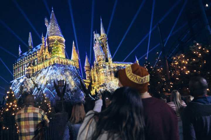 Universal inicia temporada navideña en Florida con actividades de Harry Potter y El Grinch