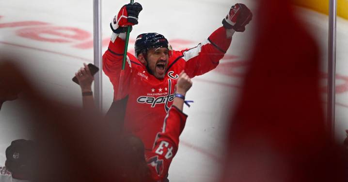 Ovechkin’s 900th goal comes with goalies’ puck tug