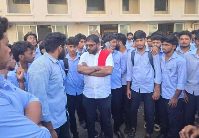 Mangaluru: Students protest against daily fine for late fee payme...