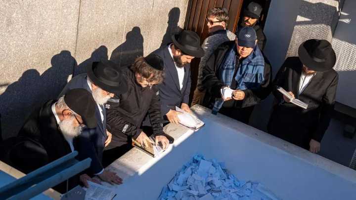 Milei agradecerá su triunfo en la tumba del "rebe de Lubavitch" El presidente Javier Milei arribó hoy a New York para disertar ante empresarios globales y agradecer su triunfo electoral ante la “Tumba