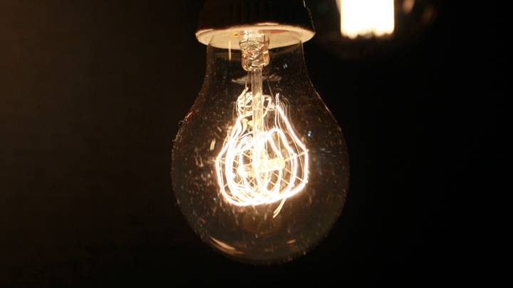 La factura eléctrica del usuario medio sube 13 euros en un año