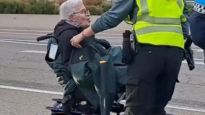 La Guardia Civil socorre a un anciano en silla de ruedas que entró por error en la autovía en Palencia: "Sois ángeles"