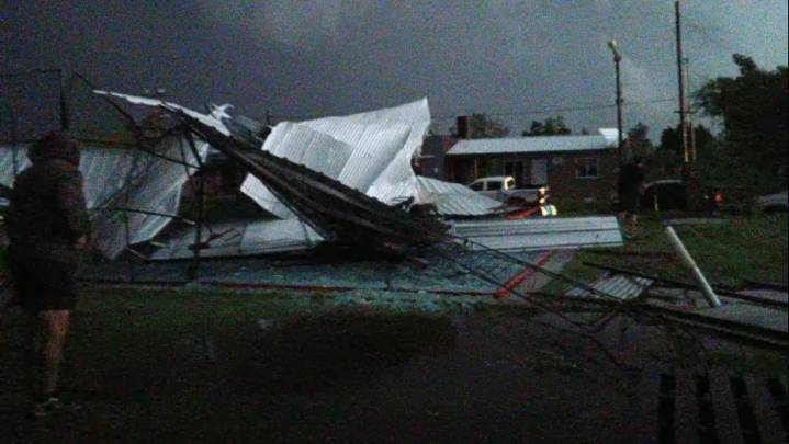 Urdampilleta: un violento temporal provocó voladura de techos, caídas de árboles y cortes de electricidad