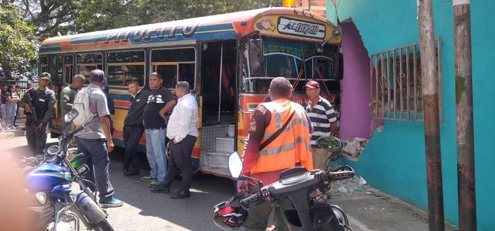 Autobús impactó con tres vehículos y contra una pared de una vivienda en Carabobo