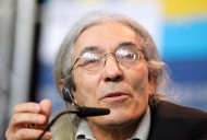 El autor Boualem Sansal es recibido en Francia tras su liberación de una prisión en Argelia