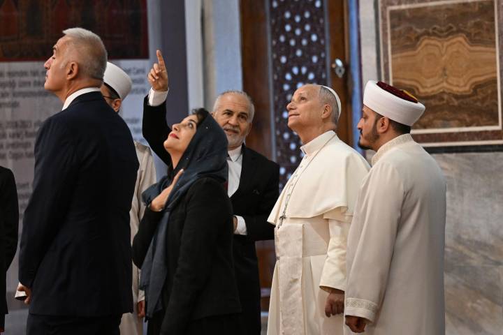 El Papa León XIV visita la Mezquita Azul de Estambul, pero se abstiene de rezar