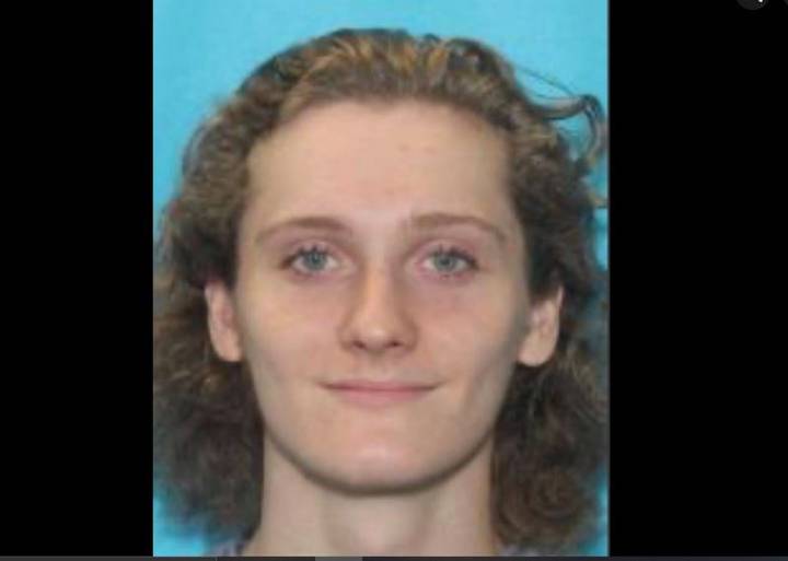 Fugitivo buscado por matar a su abuela, quemar su casa y apuñalar a un agente en Carolina del Norte