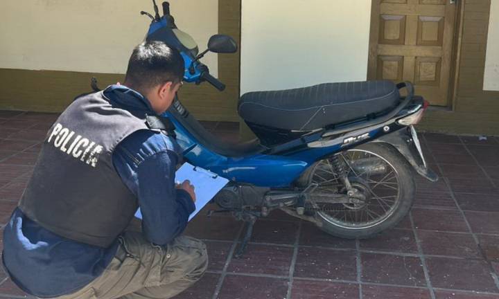 Secuestran dos motos y detienen a un hombre y a una mujer en diferentes intervenciones