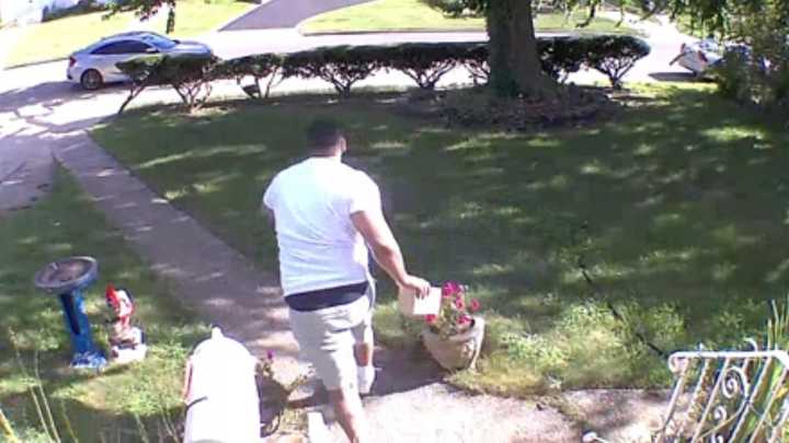 Alleged 'porch pirates' used insider info: DA