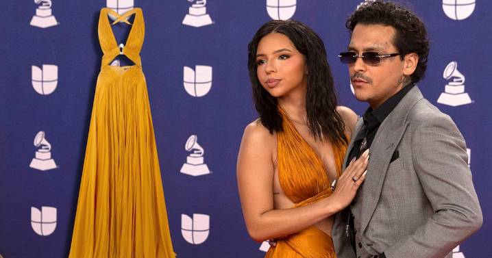 ¿Cuánto cuesta el vestido Roberto Cavalli que Ángela Aguilar usó en los Latin Grammy 2025?