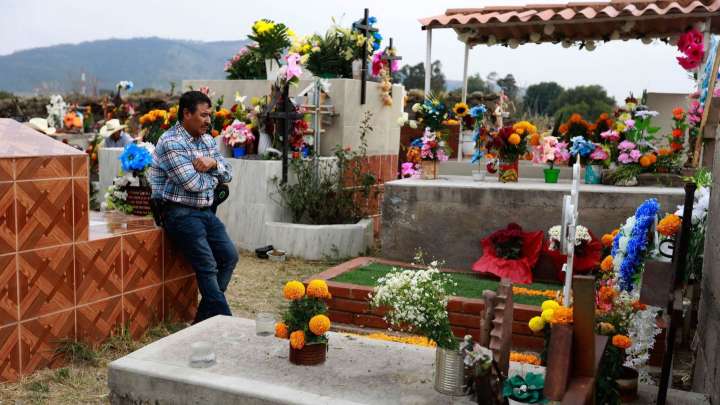 Día de Muertos: 'Llorar al Hueso', la Práctica Popular para Convivir con los Difuntos