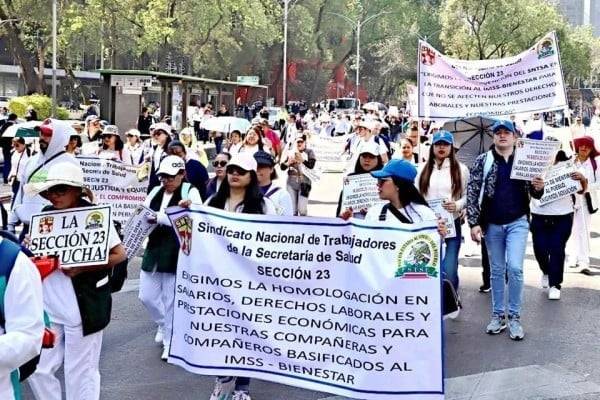 Protestan médicos por medicinas y salarios