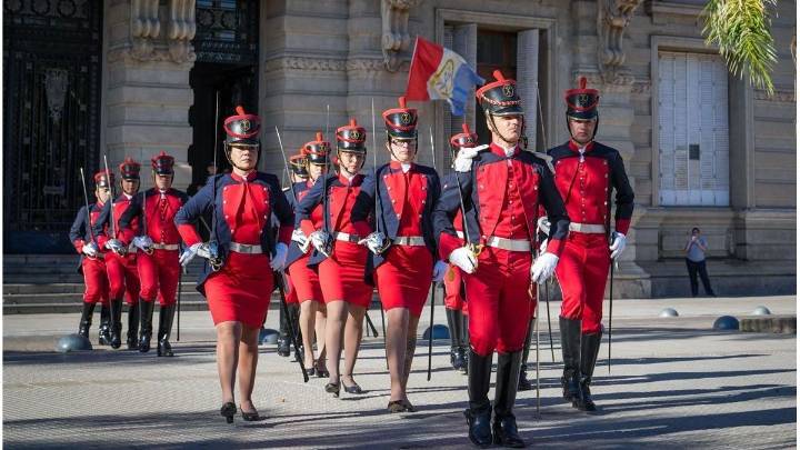 Quiénes son los Dragones de la Independencia, encargados de custodiar la Casa de Gobierno