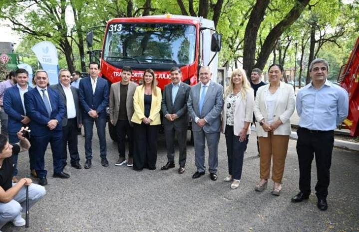 El gobernador participó de la presentación de cinco nuevos camiones recolectores y la trituradora "La Bestia" en la Capital