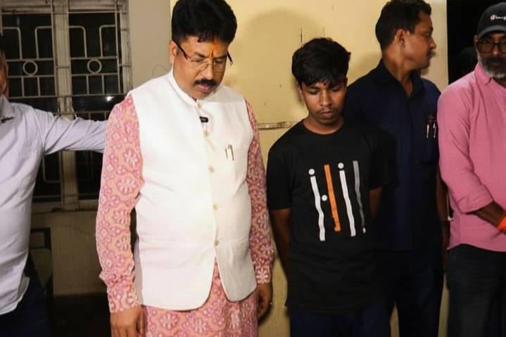 Midnight inspection: Odisha Minister pulls up officials for filthy shelter homes in Bhubaneswar