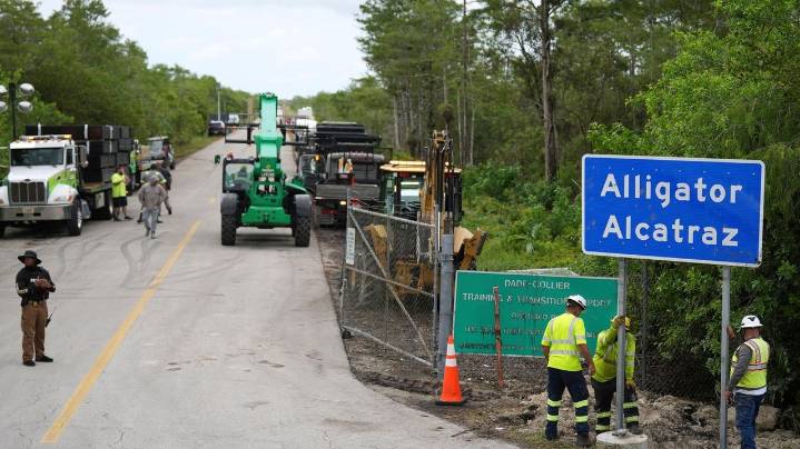 Judge pushes for resolution in lawsuit over legal access at 'Alligator Alcatraz'