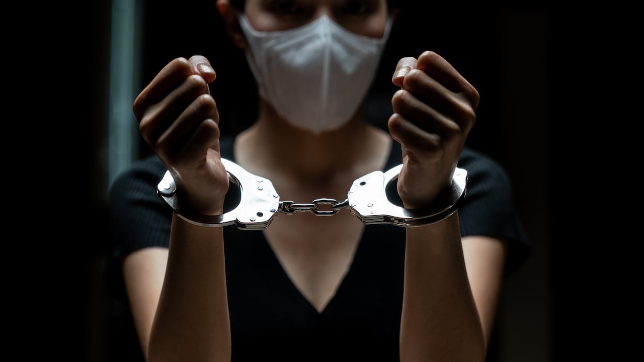 En Cali, una mujer fue enviada a la cárcel por abusar sexualmente de su hija de 6 años; vendía videos de la menor