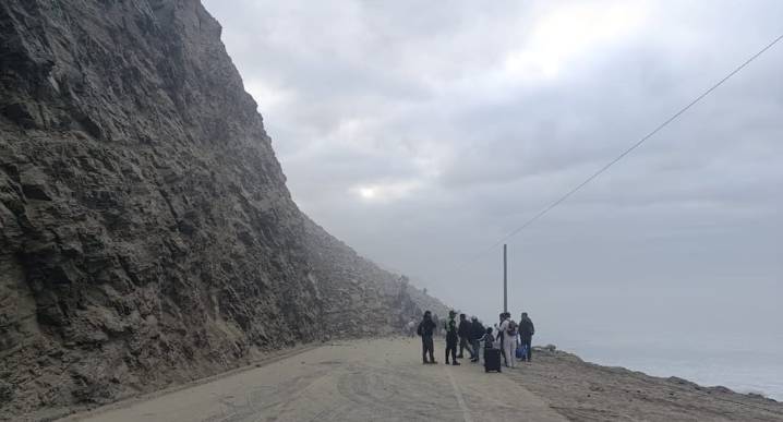 Arequipa: Pasajeros atraviesan área afectada por deslizamiento de rocas en Atico pese al alto riesgo
