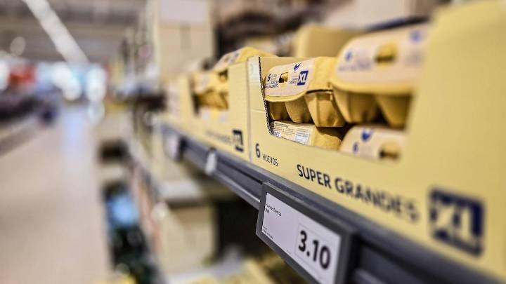 La gripe aviar se cuela en la cesta de la compra de Badajoz: La docena, a más de cuatro euros