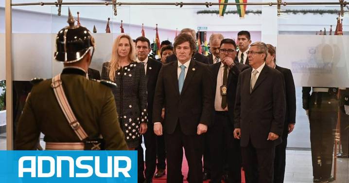 Javier Milei participó en la jura presidencial de Rodrigo Paz en Bolivia y fue ovacionado