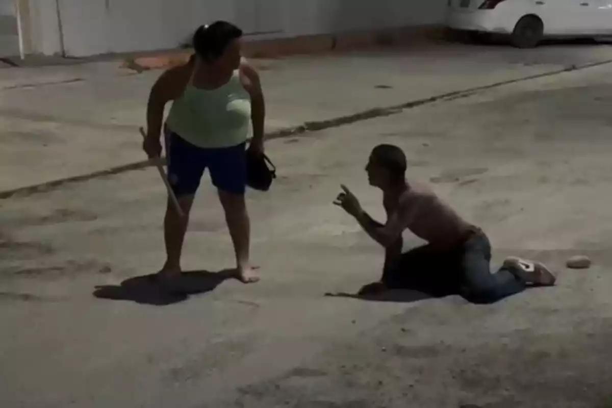 Mujer somete a un hombre por molestar a los transeúntes en la Región 94 de Cancún