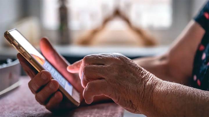 Una jubilada fue estafada con una falsa inversión en una reconocida empresa y perdió $730 mil