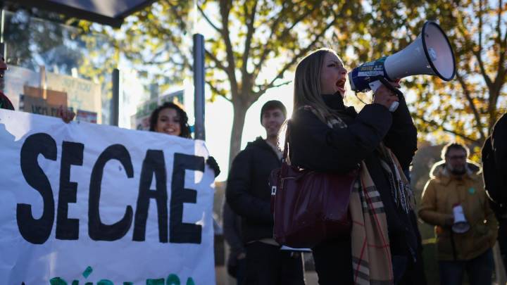 El colectivo universitario secunda el primer día de huelga y el gobierno de Ayuso la censura