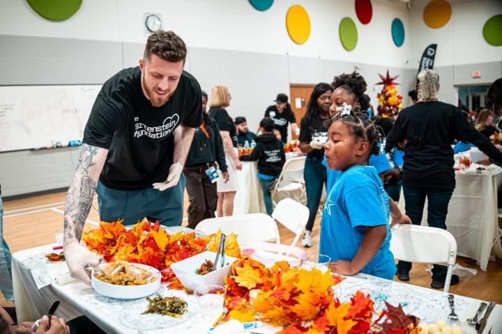 Hartenstein serves meals, spreads holiday cheer for Thanksgiving at Positive Tomorrows
