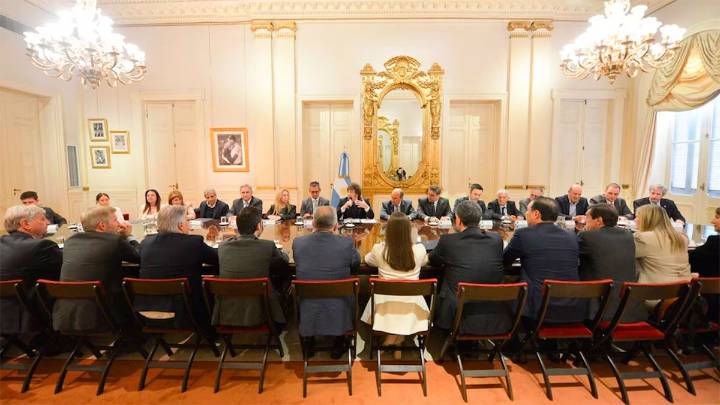 Francos y Santilli reactivan el diálogo con los gobernadores aliados para avanzar en las reformas de Milei