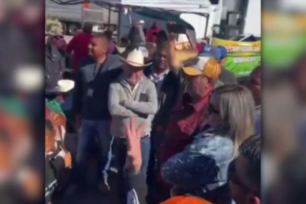 Enfrentan bloqueos a ciudadanos, transportistas y campesinos