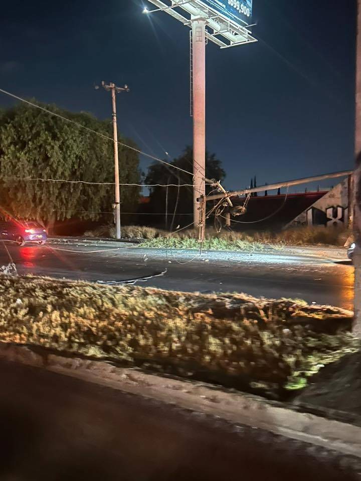 Caída de poste complicó la 57 en límites de Pozos; sin lesionados