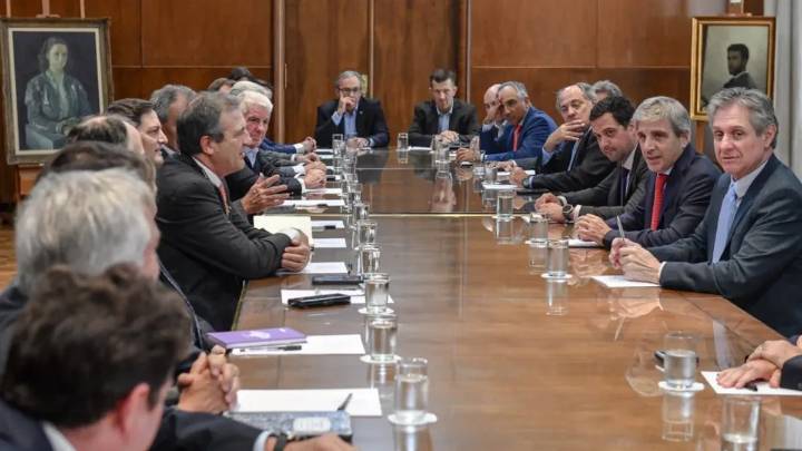 Caputo se reunió con la embajada y empresas británicas y dijo que 2026 "será espectacular"