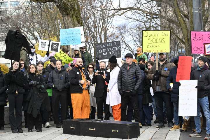 At least a thousand protesters in Quebec City gather to denounce Bill 2