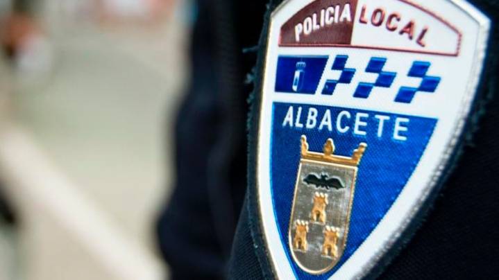 Rabieta al volante en Albacete: un motorista revienta la luna de un coche y acaba en los tribunales