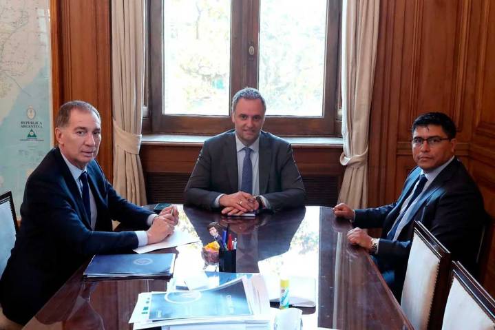 Santilli se reunió ahora con el gobernador de Santa Cruz Claudio Vidal