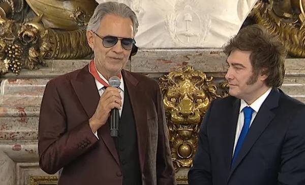 Milei condecoró a Andrea Bocelli luego de un mini recital que el italiano dio en Casa Rosada