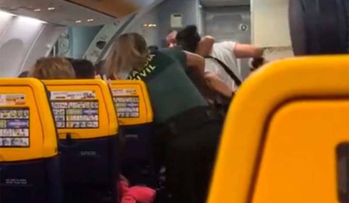 Agresión en un vuelo que salía de Canarias: detienen a una luchadora de MMA por atacar a dos guardias civiles