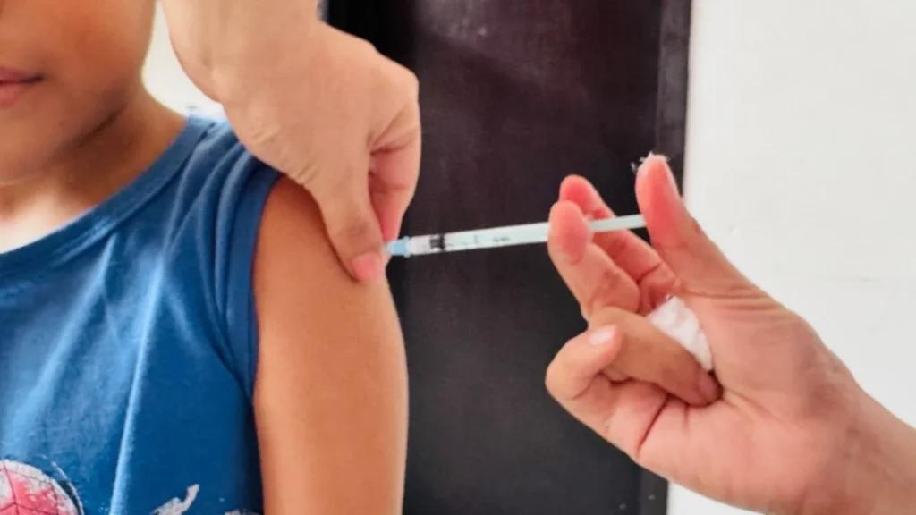 Acercan vacunación del esquema básico a la población de Carmen