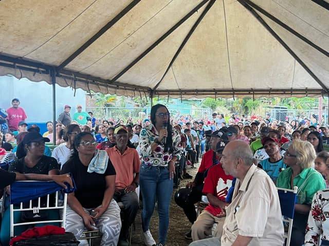 Entregan contratos de arrendamiento en Vista Hermosa