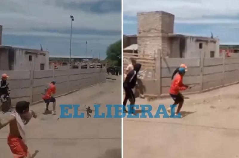 VIDEO. Amigos del menor que falleció al caer del techo balean a un policía