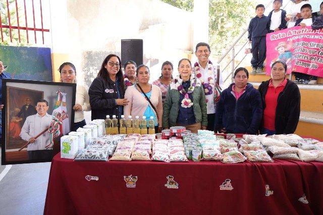 Niños en Oaxaca reciben nuevas computadoras y mobiliario escolar