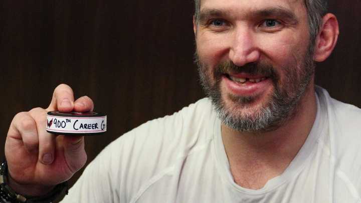Alex Ovechkin, primer jugador en la historia de la NHL en marcar 900 goles... ¡y le intentan robar el puck!